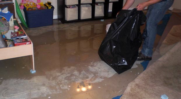 service-team-fixes-flooded-house-with-water-damage--LouisvilleKY